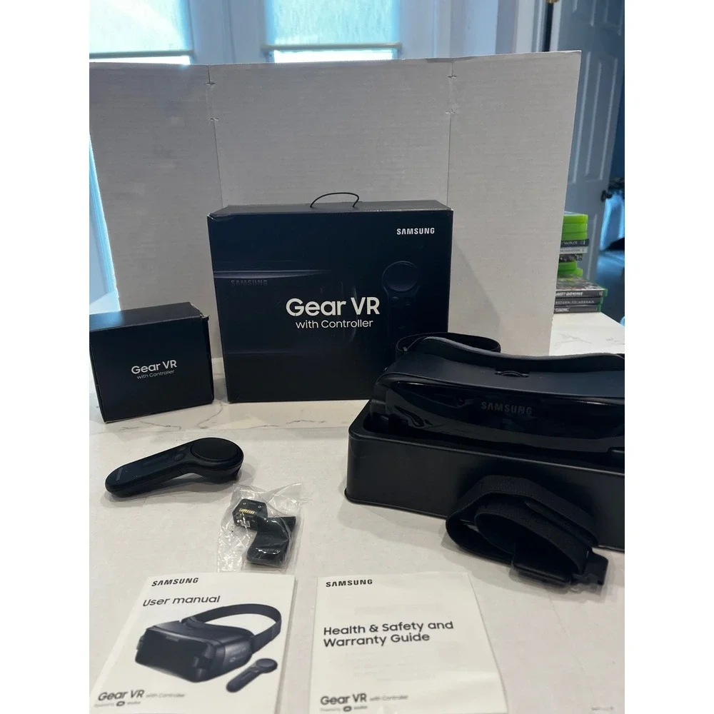 Samsung Gear‎ VR with Controller Powered by Oculus SM-R324 New Open Box